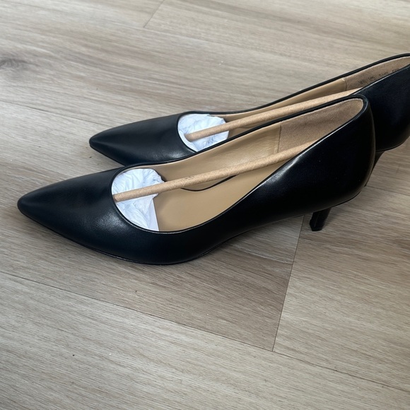 Everly Black Pointed Toe Heels Naturalizer Everly Pump - Picture 7 of 8